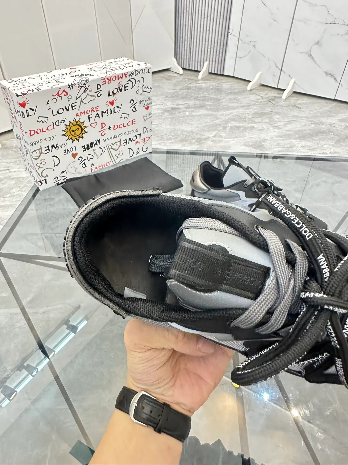 Men's shoes: 💰P660¥ Top high-end quality Product trademark: DG "Dolce & Gabbana*" low-top casual shoes Regular size: 39-45 (can be customized to 46.) Product material: Upper imported first-layer cowhide spliced ​​with breathable fly weave, breathable lining, original outsole. No.: 6225